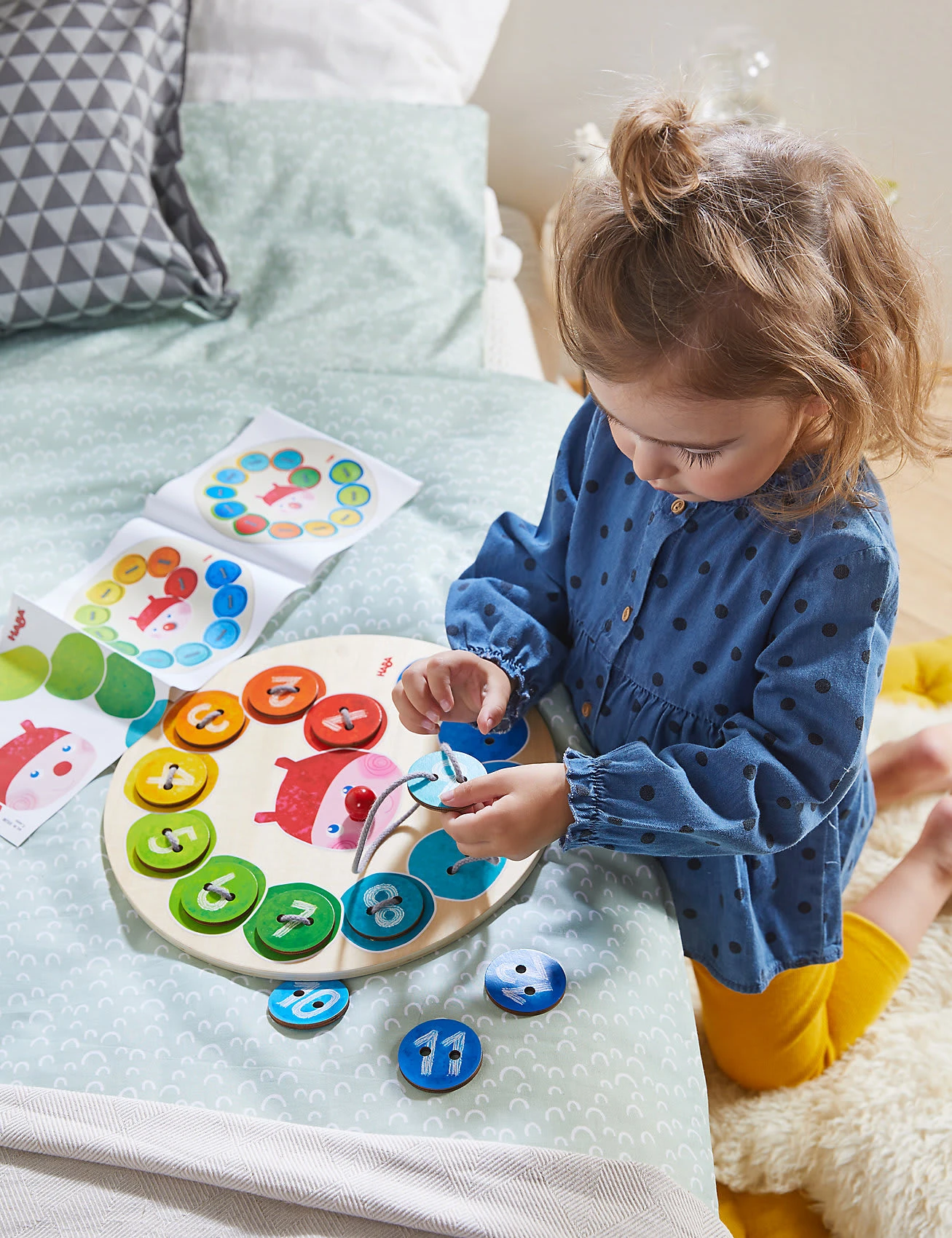 Haba 305288 Fädelspiel Regenbogenraupe – Bild 4